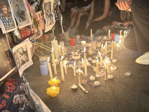 Buenos Aires, Argentina. En la foto del 17 de octubre de 2024, los fans de Liam Payne continúa autoconvocandose en la puerta del hotel CasaSur Palermo, donde murió ayer el músico. Entre lágrimas y sentados sobre el asfalto, los jóvenes cantan algunos de los éxitos de Liam, recuerdan sus tiempos en One Direction y permanecen allí. Además, le escriben cartas al compositor y las pegan en un árbol de la entrada del hotel.