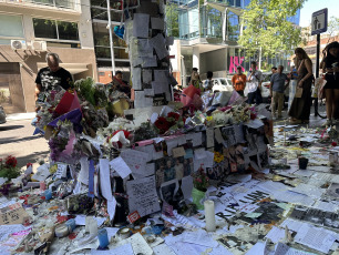 Buenos Aires, Argentina.- In the photos, fans of the musician Liam Payne left letters, flowers and memories creating a shrine in front of the hotel where he was staying in Buenos Aires, Argentina. Liam Payne, former member of the famous boy band One Direction, died after falling from the third floor of a hotel in the Palermo neighborhood, in the city of Buenos Aires. The British singer, 31 years old, was staying at the Hotel Casa Sur, where the incident occurred.