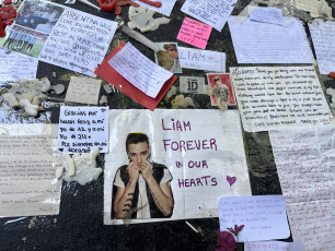 Buenos Aires, Argentina.- In the photos, fans of the musician Liam Payne left letters, flowers and memories creating a shrine in front of the hotel where he was staying in Buenos Aires, Argentina. Liam Payne, former member of the famous boy band One Direction, died after falling from the third floor of a hotel in the Palermo neighborhood, in the city of Buenos Aires. The British singer, 31 years old, was staying at the Hotel Casa Sur, where the incident occurred.