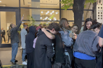 Buenos Aires, Argentina.- In the photos, fans light candles outside the hotel where former One Direction member Liam Payne died in Buenos Aires, Argentina on October 16, 2024. The British musician, former member of the band One Direction, died this Wednesday (16) after falling from a third floor at the "Casa Sur" hotel in the Palermo neighborhood, in the City of Buenos Aires. The singer, 31, had been in the country for several days. He had traveled to attend the show of Niall Horan, another former member of the band.