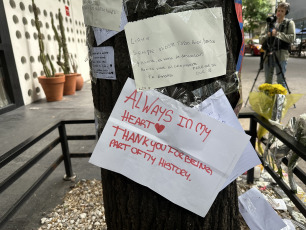 Buenos Aires, Argentina.- En las fotos, decenas de curiosos y fans de la banda One Direction, a la que perteneció Liam Payne, permanecen frente al hotel donde el artista murió el 17 de octubre del 2024. El músico británico exintegrante de la banda One Direction, falleció este miércoles (16) traes caer de un tercer piso en el hotel "Casa Sur" del barrio de Palermo, en la Ciudad de Buenos Aires. El cantante, de 31 años, se encontraba en el país desde hace varios días. Había viajado para asistir al show de Niall Horan, otro exintegrante de la banda