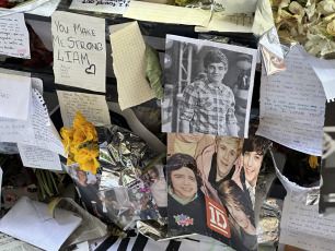 Buenos Aires, Argentina.- In the photos, fans of the musician Liam Payne left letters, flowers and memories creating a shrine in front of the hotel where he was staying in Buenos Aires, Argentina. Liam Payne, former member of the famous boy band One Direction, died after falling from the third floor of a hotel in the Palermo neighborhood, in the city of Buenos Aires. The British singer, 31 years old, was staying at the Hotel Casa Sur, where the incident occurred.