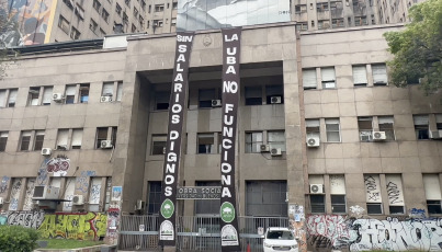 Buenos Aires, Argentina.- En las fotos tomadas el 17 de octubre de 2024, sedes de la Universidad de Buenos Aires cerradas. Los docentes y no docentes universitarios realizarán este jueves una nueva medida de fuerza en todas las universidades nacionales. El paro convocado por el Frente Sindical de Universidades Nacionales es en reclamo por la recomposición de los salarios y la ampliación del presupuesto educativo previsto para 2025. La medida se enmarca en un “plan de lucha” que abarca también el avance de las tomas estudiantiles de más de 40 edificios de universidades públicas en todo el país.