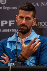 Buenos Aires, Argentina.- En la foto tomada el 1 de diciembre de 2024, el ex tenista argentino Juan Martín del Potro se despedirá esta tarde del tenis ante su gente, cuando se enfrente al serbio Novak Djokovic en una exhibición de lujo. El encuentro se llevará a cabo a las 17:30 en el Parque Roca y enfrentará a dos de los mejores tenistas de las últimas décadas. Por su parte, el número 7 del mundo en el ranking ATP, viajó este fin de semana al país para estar presente en el partido despedida del oriundo de Tandil, quien debió abandonar de manera temprana el deporte producto de las múltiples lesiones en la rodilla derecha y muñeca.