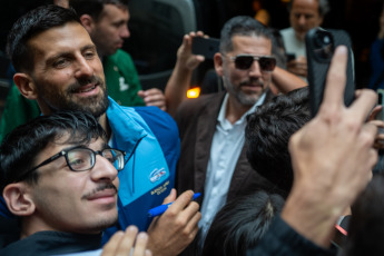 Buenos Aires, Argentina.- En la foto tomada el 1 de diciembre de 2024, el ex tenista argentino Juan Martín del Potro se despedirá esta tarde del tenis ante su gente, cuando se enfrente al serbio Novak Djokovic en una exhibición de lujo. El encuentro se llevará a cabo a las 17:30 en el Parque Roca y enfrentará a dos de los mejores tenistas de las últimas décadas. Por su parte, el número 7 del mundo en el ranking ATP, viajó este fin de semana al país para estar presente en el partido despedida del oriundo de Tandil, quien debió abandonar de manera temprana el deporte producto de las múltiples lesiones en la rodilla derecha y muñeca.