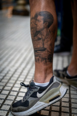 Buenos Aires, Argentina.- En la foto tomada el 1 de diciembre de 2024, el ex tenista argentino Juan Martín del Potro se despedirá esta tarde del tenis ante su gente, cuando se enfrente al serbio Novak Djokovic en una exhibición de lujo. El encuentro se llevará a cabo a las 17:30 en el Parque Roca y enfrentará a dos de los mejores tenistas de las últimas décadas. Por su parte, el número 7 del mundo en el ranking ATP, viajó este fin de semana al país para estar presente en el partido despedida del oriundo de Tandil, quien debió abandonar de manera temprana el deporte producto de las múltiples lesiones en la rodilla derecha y muñeca.