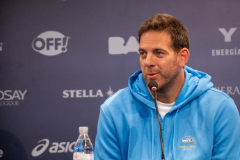 Buenos Aires, Argentina.- En la foto tomada el 1 de diciembre de 2024, el ex tenista argentino Juan Martín del Potro se despedirá esta tarde del tenis ante su gente, cuando se enfrente al serbio Novak Djokovic en una exhibición de lujo. El encuentro se llevará a cabo a las 17:30 en el Parque Roca y enfrentará a dos de los mejores tenistas de las últimas décadas. Por su parte, el número 7 del mundo en el ranking ATP, viajó este fin de semana al país para estar presente en el partido despedida del oriundo de Tandil, quien debió abandonar de manera temprana el deporte producto de las múltiples lesiones en la rodilla derecha y muñeca.