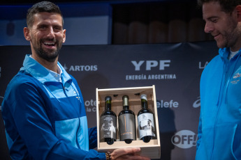 Buenos Aires, Argentina.- En la foto tomada el 1 de diciembre de 2024, el ex tenista argentino Juan Martín del Potro se despedirá esta tarde del tenis ante su gente, cuando se enfrente al serbio Novak Djokovic en una exhibición de lujo. El encuentro se llevará a cabo a las 17:30 en el Parque Roca y enfrentará a dos de los mejores tenistas de las últimas décadas. Por su parte, el número 7 del mundo en el ranking ATP, viajó este fin de semana al país para estar presente en el partido despedida del oriundo de Tandil, quien debió abandonar de manera temprana el deporte producto de las múltiples lesiones en la rodilla derecha y muñeca.