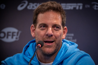 Buenos Aires, Argentina.- En la foto tomada el 1 de diciembre de 2024, el ex tenista argentino Juan Martín del Potro se despedirá esta tarde del tenis ante su gente, cuando se enfrente al serbio Novak Djokovic en una exhibición de lujo. El encuentro se llevará a cabo a las 17:30 en el Parque Roca y enfrentará a dos de los mejores tenistas de las últimas décadas. Por su parte, el número 7 del mundo en el ranking ATP, viajó este fin de semana al país para estar presente en el partido despedida del oriundo de Tandil, quien debió abandonar de manera temprana el deporte producto de las múltiples lesiones en la rodilla derecha y muñeca.