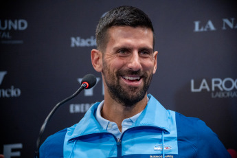 Buenos Aires, Argentina.- En la foto tomada el 1 de diciembre de 2024, el ex tenista argentino Juan Martín del Potro se despedirá esta tarde del tenis ante su gente, cuando se enfrente al serbio Novak Djokovic en una exhibición de lujo. El encuentro se llevará a cabo a las 17:30 en el Parque Roca y enfrentará a dos de los mejores tenistas de las últimas décadas. Por su parte, el número 7 del mundo en el ranking ATP, viajó este fin de semana al país para estar presente en el partido despedida del oriundo de Tandil, quien debió abandonar de manera temprana el deporte producto de las múltiples lesiones en la rodilla derecha y muñeca.