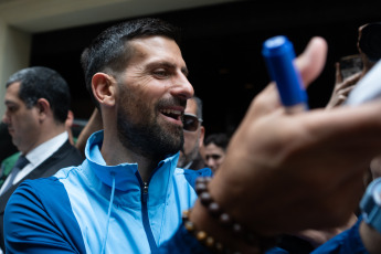 Buenos Aires, Argentina.- En la foto tomada el 1 de diciembre de 2024, el ex tenista argentino Juan Martín del Potro se despedirá esta tarde del tenis ante su gente, cuando se enfrente al serbio Novak Djokovic en una exhibición de lujo. El encuentro se llevará a cabo a las 17:30 en el Parque Roca y enfrentará a dos de los mejores tenistas de las últimas décadas. Por su parte, el número 7 del mundo en el ranking ATP, viajó este fin de semana al país para estar presente en el partido despedida del oriundo de Tandil, quien debió abandonar de manera temprana el deporte producto de las múltiples lesiones en la rodilla derecha y muñeca.