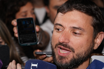 Buenos Aires, Argentina.- En la foto, Juan Grabois, candidato a la Cámara de Diputados de Argentina en el bunker de fuerza patria tras las elecciones legislativas el 26 de octubre del 2025. La alianza peronista Fuerza Patria quedó segunda a nivel nacional con el 31,67