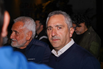 Buenos Aires, Argentina.- En la foto, Andrés "Cuervo" Larroque (derecha), ministro de Desarrollo de la Comunidad de la provincia de Buenos Aires, en el bunker de fuerza patria tras las elecciones legislativas el 26 de octubre del 2025. La alianza peronista Fuerza Patria quedó segunda a nivel nacional con el 31,67