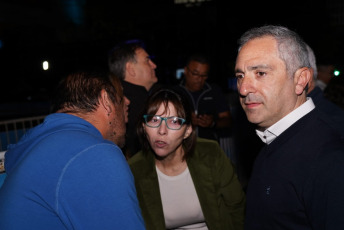 Buenos Aires, Argentina.- En la foto, Andrés "Cuervo" Larroque (derecha), ministro de Desarrollo de la Comunidad de la provincia de Buenos Aires, en el bunker de fuerza patria tras las elecciones legislativas el 26 de octubre del 2025. La alianza peronista Fuerza Patria quedó segunda a nivel nacional con el 31,67