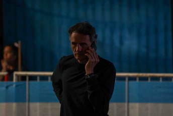 Buenos Aires, Argentina.- En la foto, Gabriel Katopodis, Ministro de Infraestructura y Servicios Públicos de la Provincia de Buenos Aires, en el bunker de fuerza patria tras las elecciones legislativas el 26 de octubre del 2025. La alianza peronista Fuerza Patria quedó segunda a nivel nacional con el 31,67