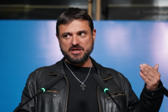 Buenos Aires, Argentina.- En la foto, Juan Grabois, candidato a la Cámara de Diputados de Argentina en el bunker de fuerza patria tras las elecciones legislativas el 26 de octubre del 2025. La alianza peronista Fuerza Patria quedó segunda a nivel nacional con el 31,67