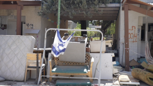 Frontera Israel-Gaza: alambre de púas y murales con banderas israelíes