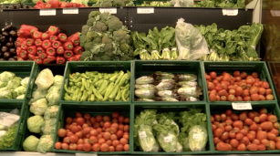 Góndolas de verduras, bananas y papas en supermercado de Buenos Aires