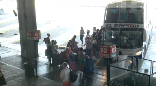 Escenas cotidianas en la terminal de ómnibus de Retiro en Buenos Aires, Argentina