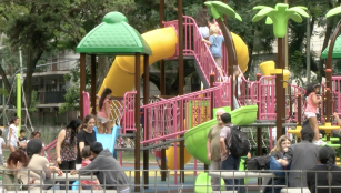 Niños juegan en plaza pública del barrio de Almagro en Buenos Aires