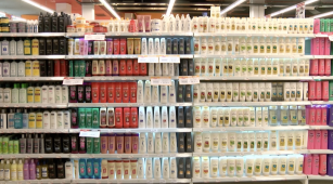 Góndolas de supermercado con productos de higiene personal y limpieza en Argentina