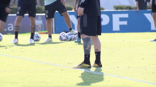 Primer plano de la pierna izquierda tatuada de Lionel Messi en entrenamiento en Ezeiza previo al Mundial Qatar 2022