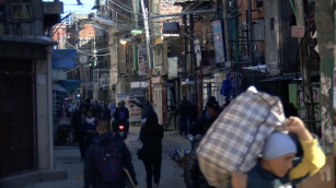 Obras de urbanización en Barrio 31 con vecinos en la vida cotidiana en Buenos Aires