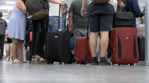 Pasajeros en el área de embarque del Aeroparque Jorge Newbery de Buenos Aires