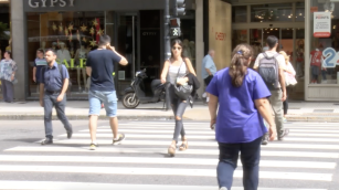 Peatones cruzan calles del centro de Buenos Aires