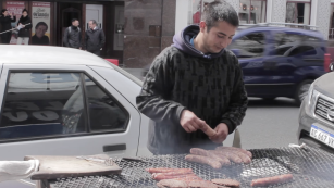 Puesto callejero de venta de choripanes y hamburguesas en La Plata