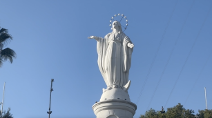 Estatua de la Virgen de la Inmaculada Concepción en el Cerro San Cristóbal de Santiago