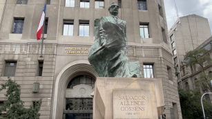 Estatua de Salvador Allende frente al Palacio de La Moneda en Santiago de Chile
