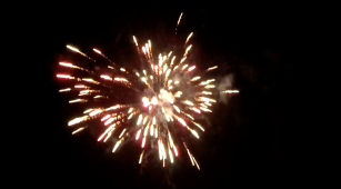 Fuegos artificiales iluminan el cielo durante espectáculo nocturno