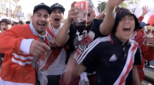 Hinchas de River Plate cantan y festejan en los exteriores del Estadio Monumental