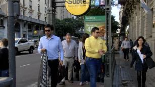 Pasajeros salen de la Línea D del Subte en el centro de Buenos Aires