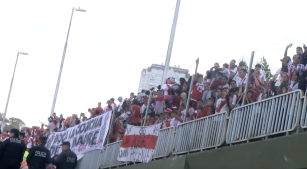 Hinchas de River Plate esperan la llegada del plantel campeón de la Copa Libertadores 2018 en Buenos Aires